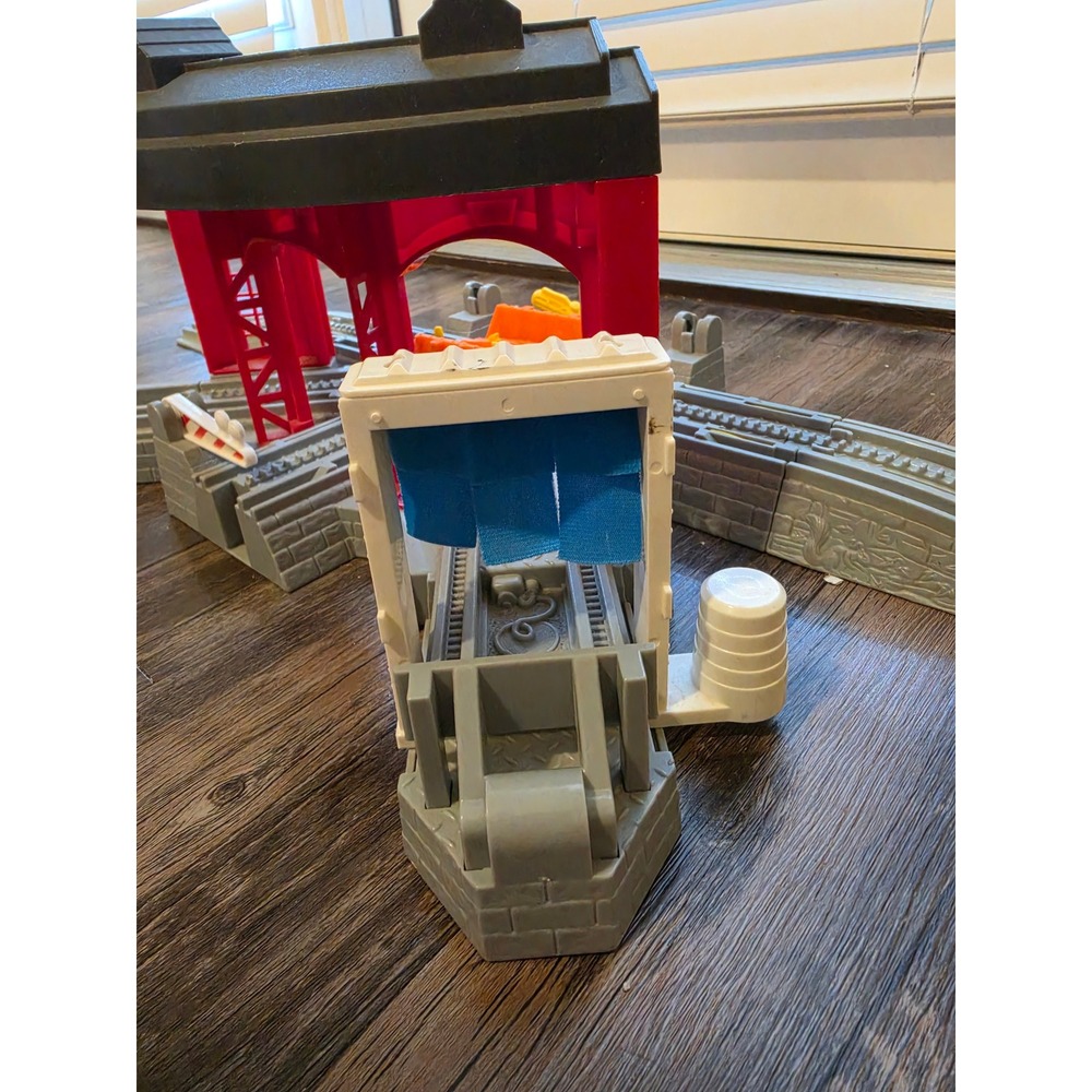 2005 Fisher Price GeoTrax Workin' Roundhouse Train Depot Station Toy Set - Picture 4 of 5